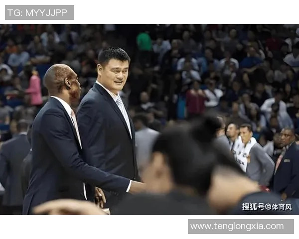 姚明背后的故事与那些采访他的记者们的独特视角与经历